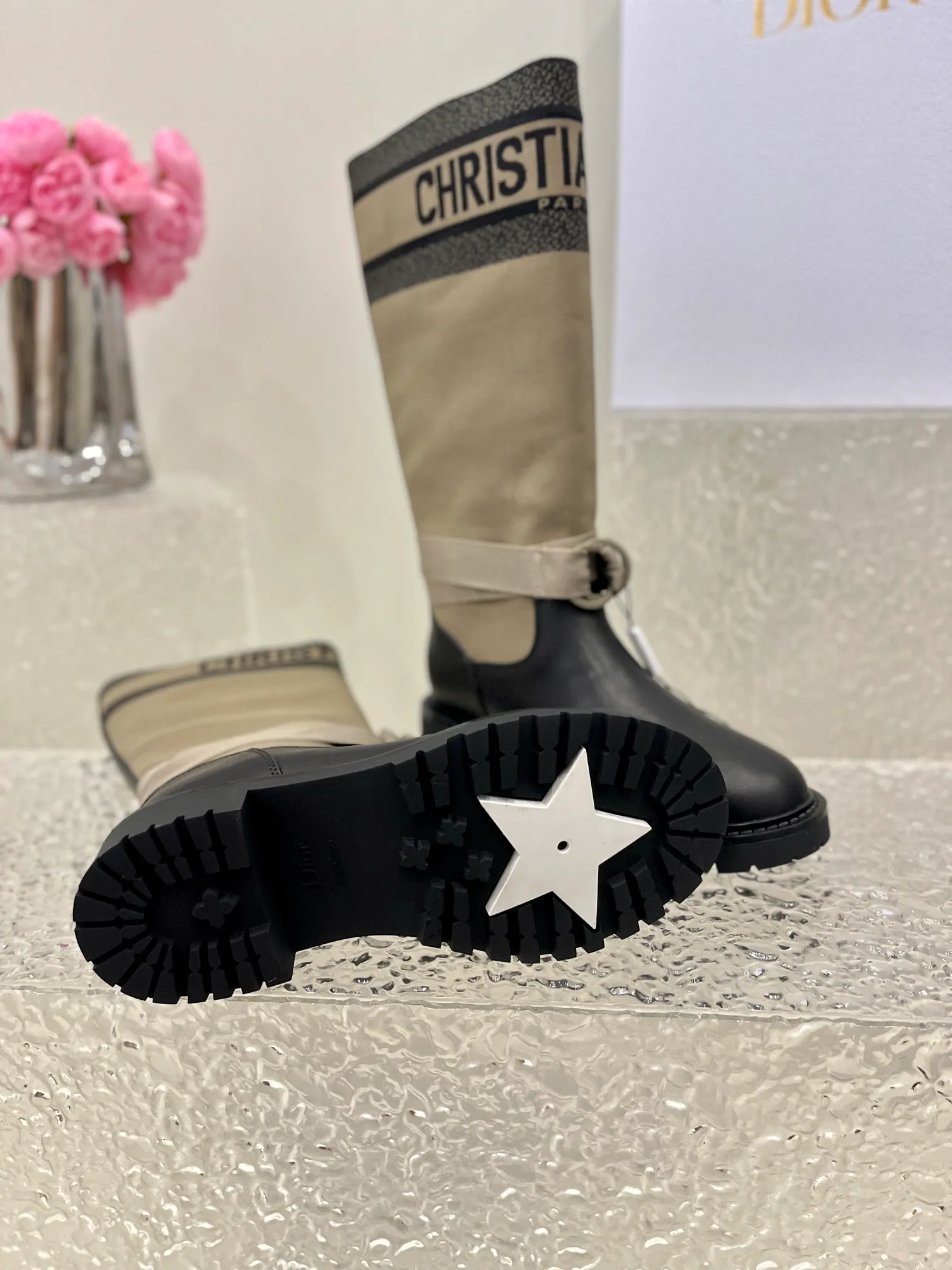 👟👟Ex-factory price 600👟👟 D-MAJOR Dior mid-calf boots This D-Major boot is elegant and full of personality. Crafted from technical fabrics and black calfskin, it draws inspiration from the Book Tote bag and features the CHRISTIAN DIO* signature. The adjustable straps and notched sole are embellished with CD initials as a finishing touch. Upper: technical fabric/cowhide lining: sheepskin lining Heel height: 3.5cm Tube height: about 32cm Tube circumference: 37cm Size: 35-39 (40/41 customization is not returnable)